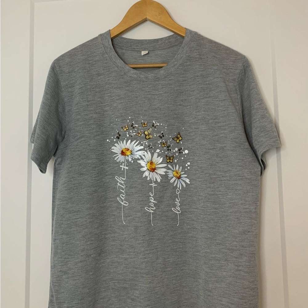 Faith Hope Love Gray Short Sleeve T-Shirt with Daisy and Butterfly Design Size L